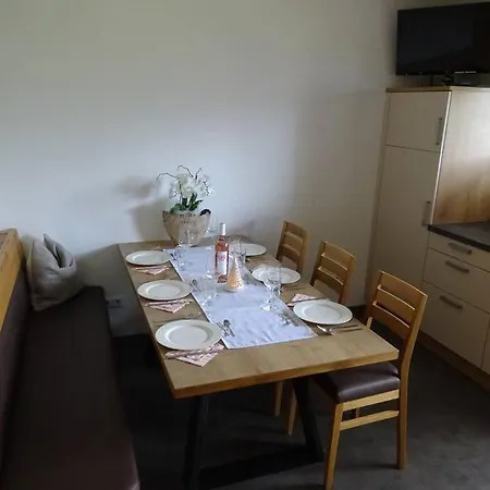 شقة Gemuetliche Dachgeschosswohnung Mit Balkon & Garten *