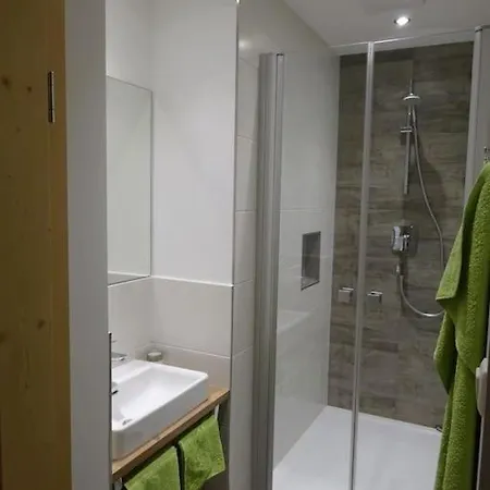 شقة Gemuetliche Dachgeschosswohnung Mit Balkon & Garten