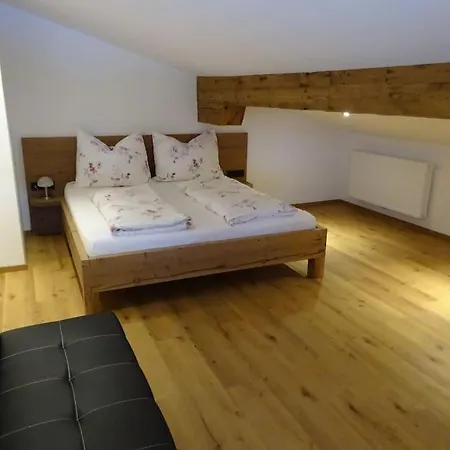 شقة Gemuetliche Dachgeschosswohnung Mit Balkon & Garten