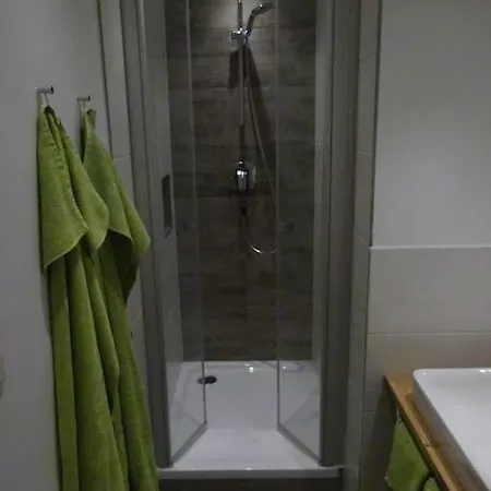 Gemuetliche Dachgeschosswohnung Mit Balkon & Garten *