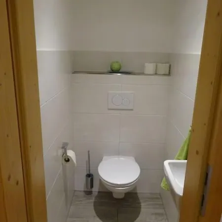 شقة Gemuetliche Dachgeschosswohnung Mit Balkon & Garten *