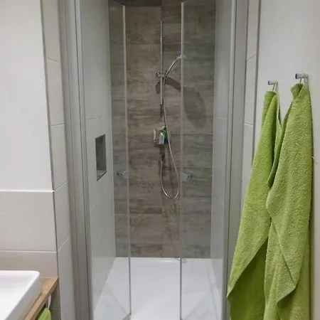 Gemuetliche Dachgeschosswohnung Mit Balkon & Garten شقة *