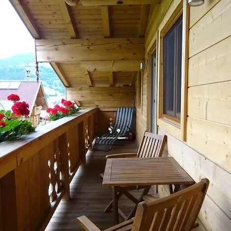 Gemuetliche Dachgeschosswohnung Mit Balkon & Garten