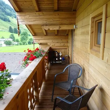 Gemuetliche Dachgeschosswohnung Mit Balkon & Garten Apartment