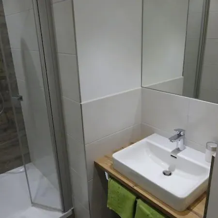 Gemuetliche Dachgeschosswohnung Mit Balkon & Garten شقة *