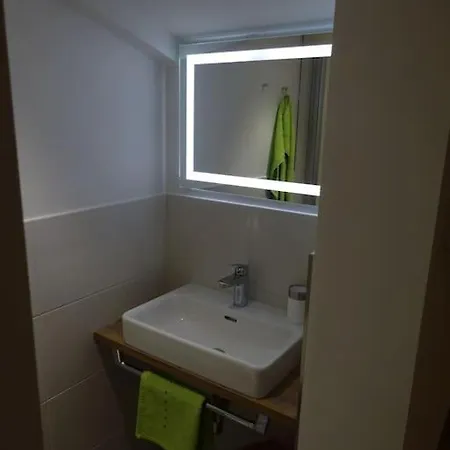 Gemuetliche Dachgeschosswohnung Mit Balkon & Garten Apartamento *