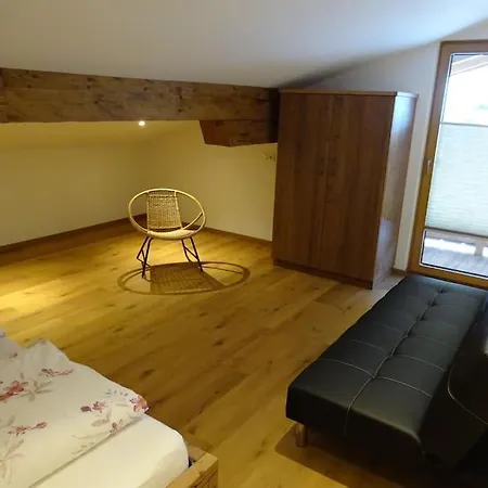 Gemuetliche Dachgeschosswohnung Mit Balkon & Garten *