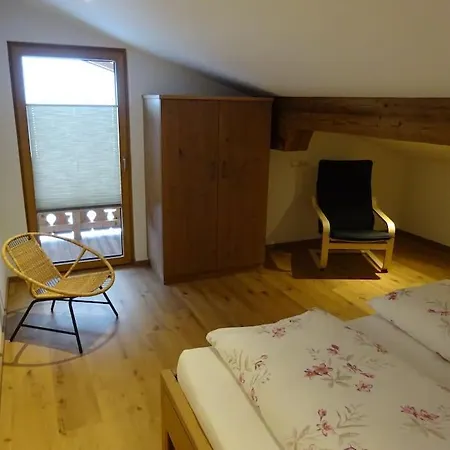 شقة Gemuetliche Dachgeschosswohnung Mit Balkon & Garten