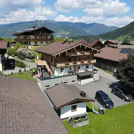 Gemuetliche Dachgeschosswohnung Mit Balkon & Garten *